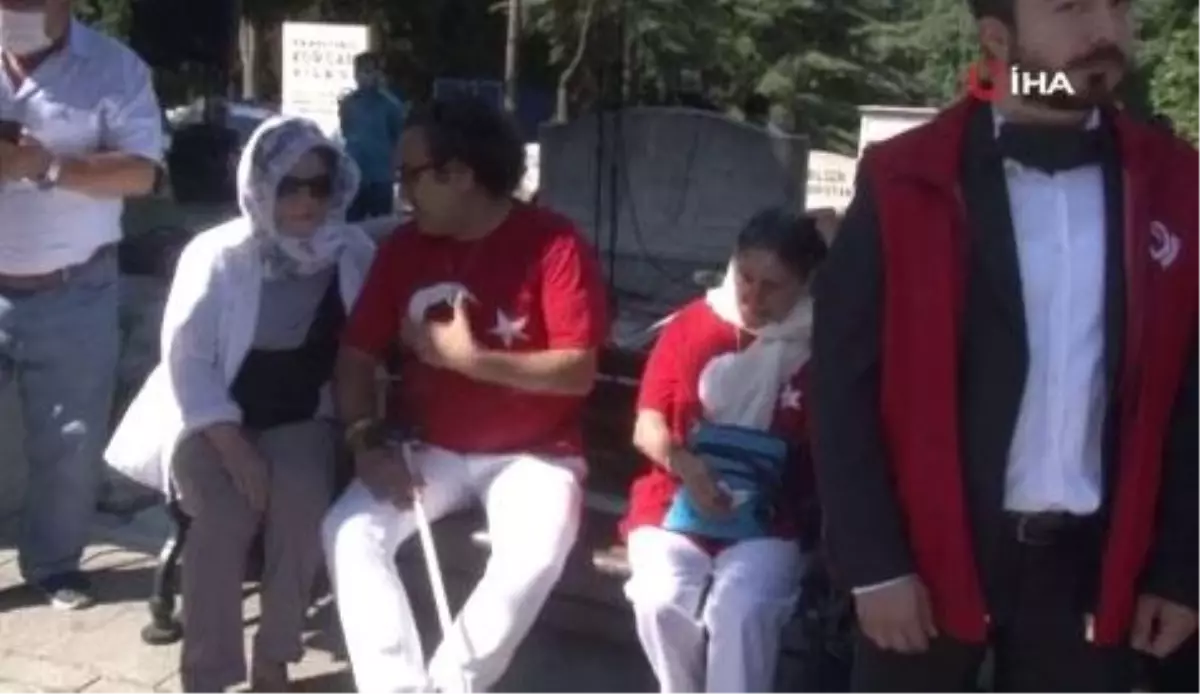 15 Temmuz şehitlerinin aileleri, Edirnekapı Şehitliği'ne akın etti