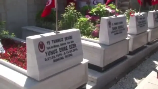 15 Temmuz şehitlerinin aileleri, Edirnekapı Şehitliği'ne akın etti