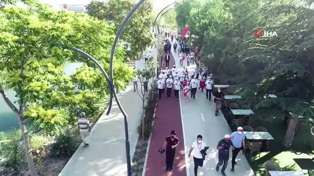 Kano ve yelken grubu Mogan Gölü'nde 15 Temmuz şehitlerini selamladı