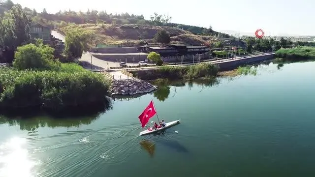 Kano ve yelken grubu Mogan Gölü'nde 15 Temmuz şehitlerini selamladı