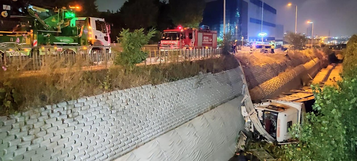 Karpuz yüklü kamyon bariyerleri aşarak dereye düştü: 1 yaralı - Vimarsana News