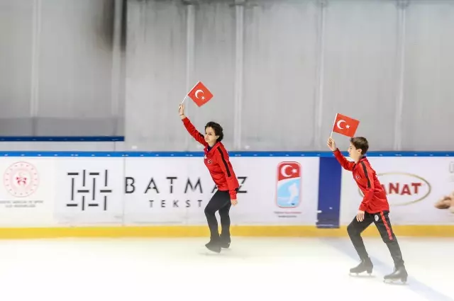 Son dakika gündem: Milli artistik buz pateni sporcuları 15 Temmuz şehitlerini Türk bayraklarıyla andı