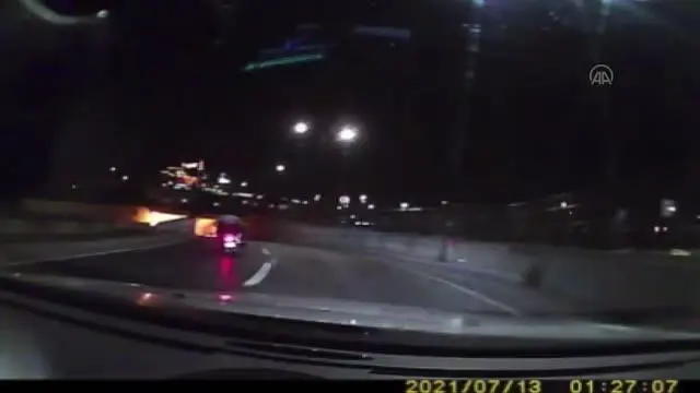 Motosikletliye çarparak kaçan sürücüyü, otomobiliyle kovalayarak yakaladı