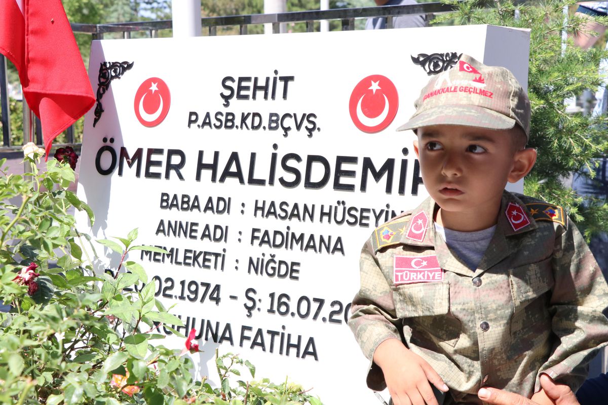 'Ömer Halis' adı verilen çocuklar kahraman adaşlarının kabrini ziyaret etti