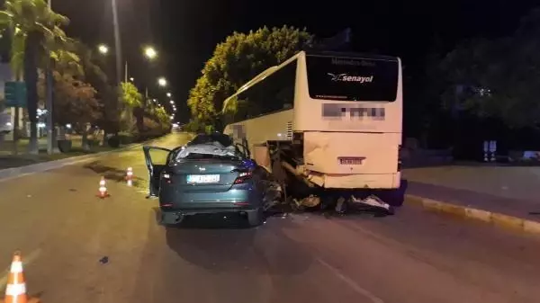 Otomobil önce refüje, ardından otobüse çarptı: 1 ölü, 2 yaralı