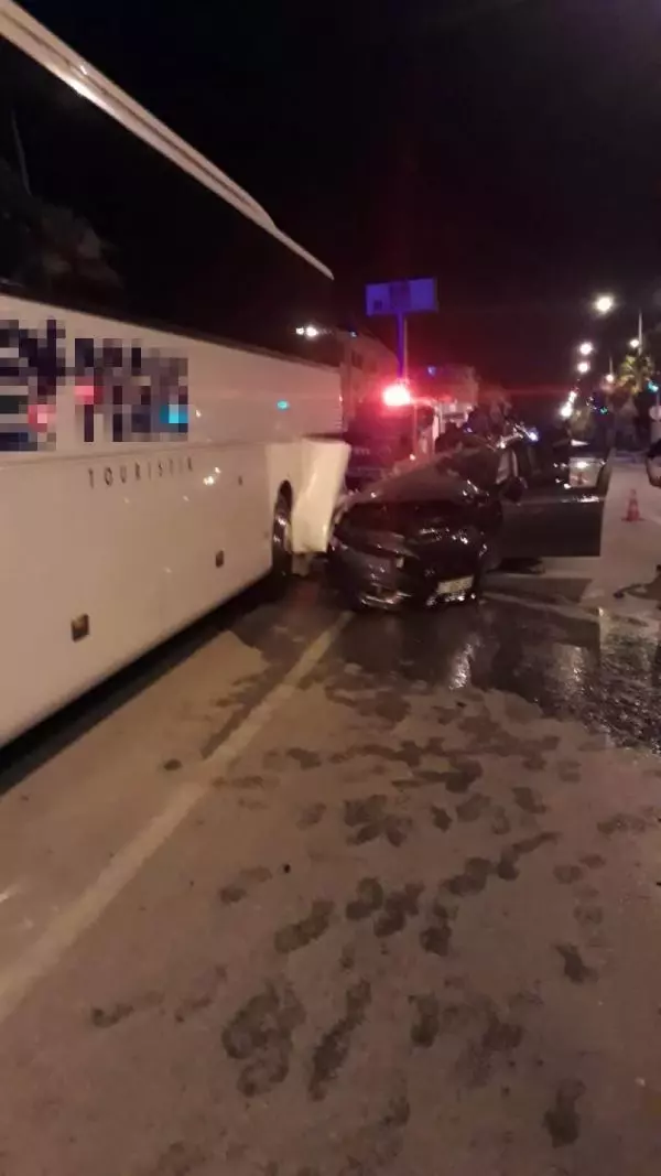 Otomobil önce refüje, ardından otobüse çarptı: 1 ölü, 2 yaralı