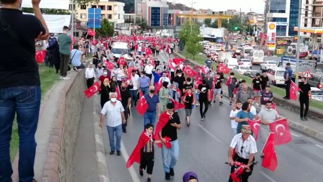 Yüzlerce vatandaş Pendik Millet Bahçesi'nde 15 Temmuz nöbetinde buluştu