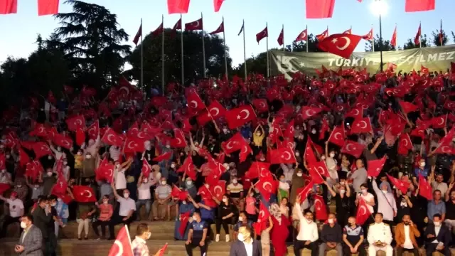 Yüzlerce vatandaş Pendik Millet Bahçesi'nde 15 Temmuz nöbetinde buluştu
