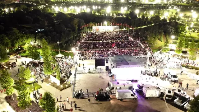 Yüzlerce vatandaş Pendik Millet Bahçesi'nde 15 Temmuz nöbetinde buluştu