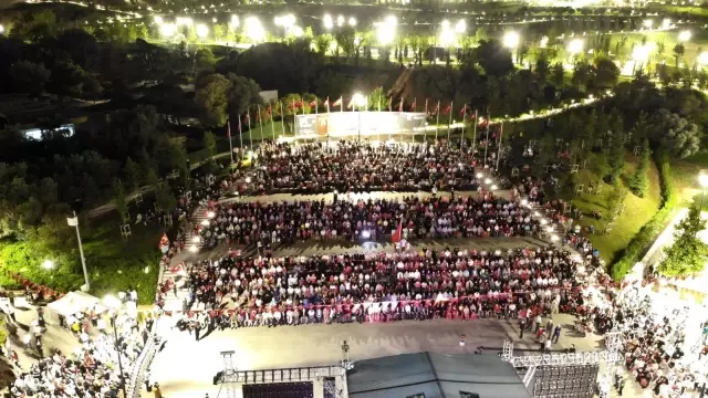 Yüzlerce vatandaş Pendik Millet Bahçesi'nde 15 Temmuz nöbetinde buluştu