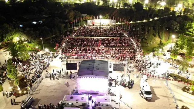Yüzlerce vatandaş Pendik Millet Bahçesi'nde 15 Temmuz nöbetinde buluştu