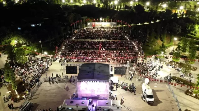 Yüzlerce vatandaş Pendik Millet Bahçesi'nde 15 Temmuz nöbetinde buluştu