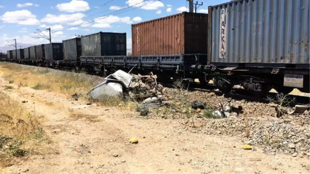 Raydaki kamyonet, yük treninin çarpmasıyla hurdaya döndü