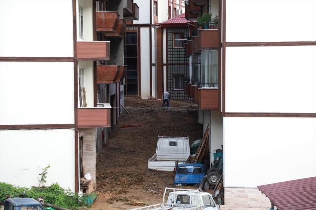 Rize'de sel ve heyelan afetinin hasarı gün ağarınca ortaya çıktı