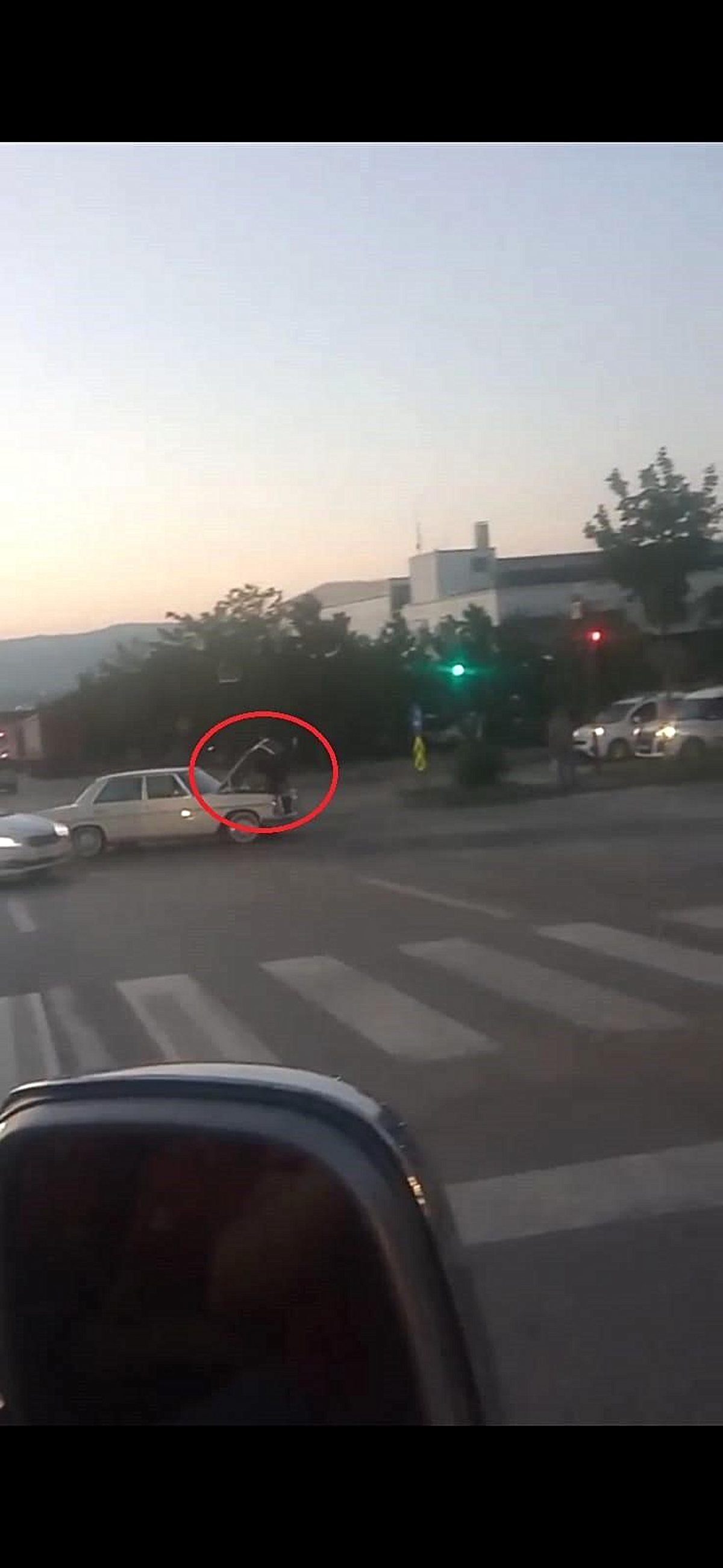 Seyir halindeki otomobilde Türk işi tamir kamerada