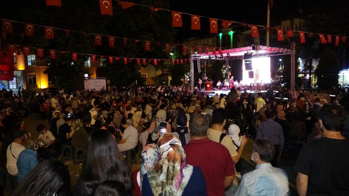 Tokat'ta, vatandaşlar meydanları doldurdu