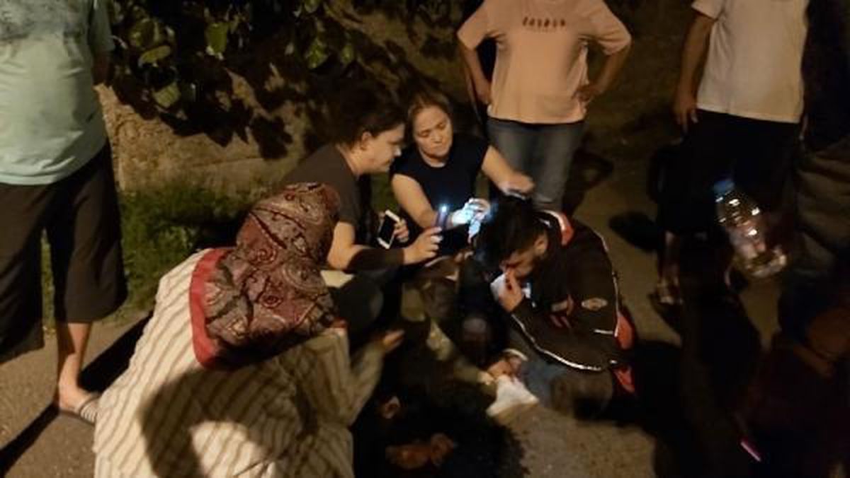 Yaralı sürücünün başından ayrılmadılar