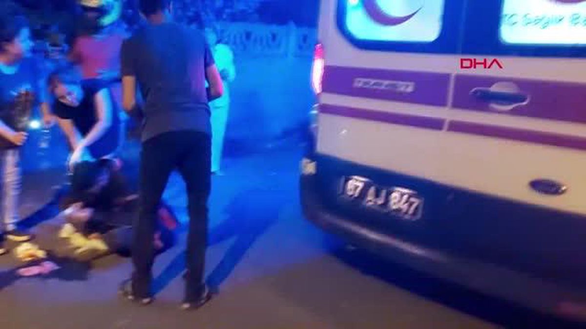YARALI SÜRÜCÜNÜN BAŞINDAN AYRILMADILAR
