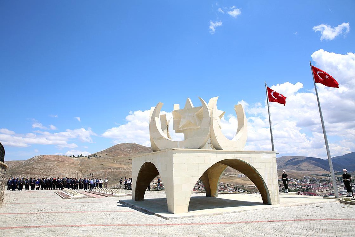 15 Temmuz Demokrasi ve Milli Birlik Günü Dolayısıyla Bayburt Şehitliği'nde Tören Düzenlendi - Vimarsana News