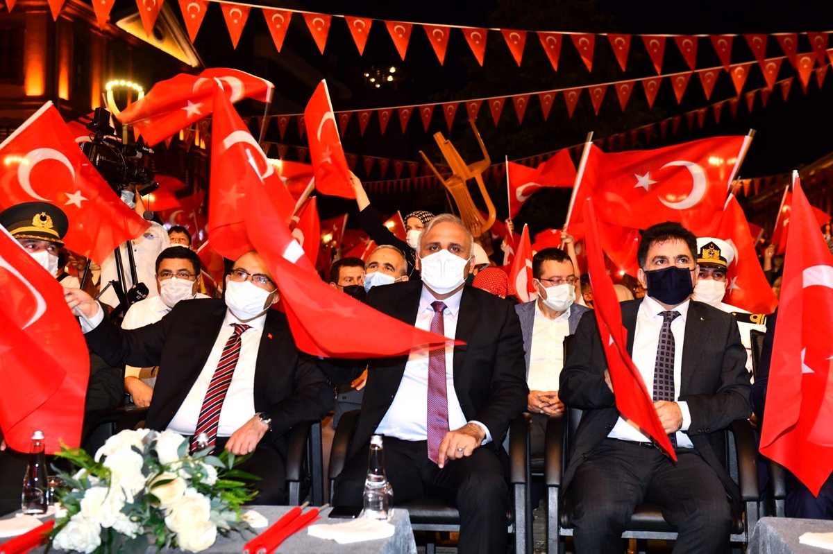 15 TEMMUZ ŞEHİTLERİ İÇİN ANMA GECESİ DÜZENLENDİ - Vimarsana News