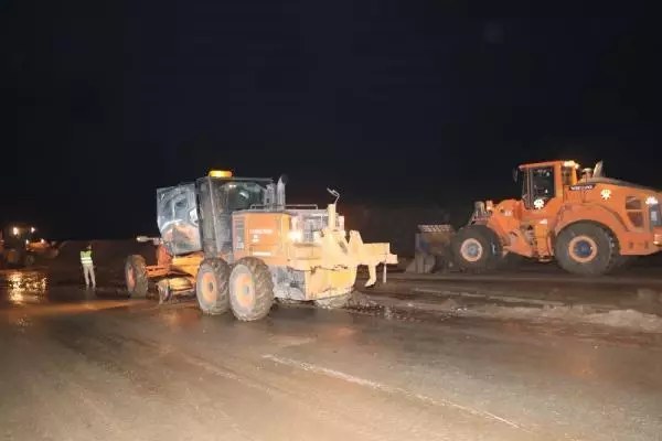 BAŞKALE'DE SELE KAPILAN KOYUNLAR TELEF OLDU
