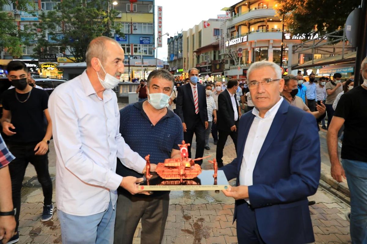 Başkan Güder'e anlamlı hediye