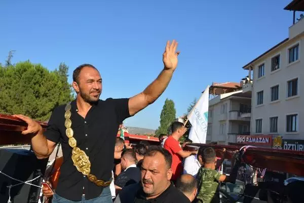 Başpehlivan Ali Gürbüz'e, baba ocağında coşkulu karşılama