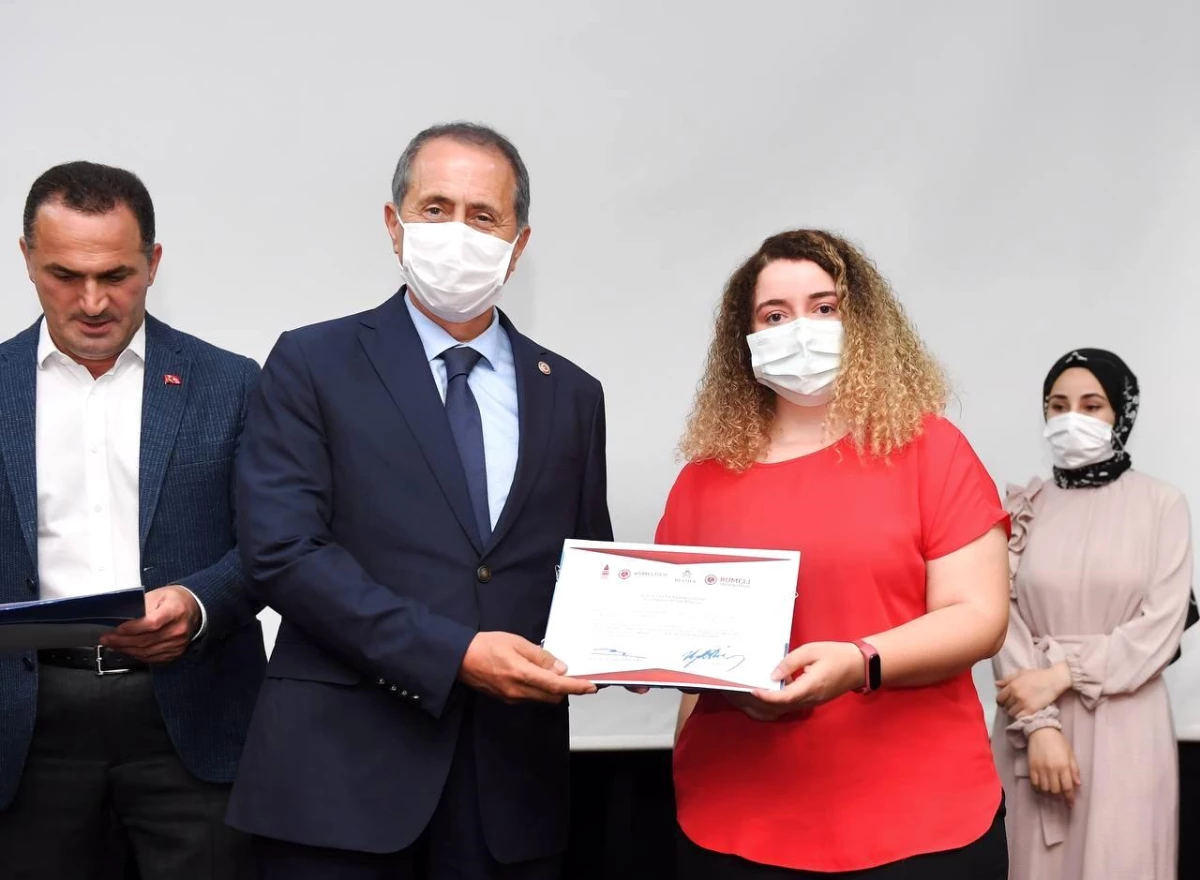 Beyoğlu'nda online eğitim programına katılan kursiyerler sertifikalarını aldı