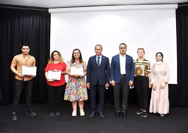 Beyoğlu'nda online eğitim programına katılan kursiyerler sertifikalarını aldı
