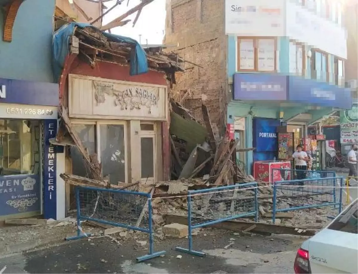 Bursa'da cadde üzerindeki 2 katlı metruk bina yıkıldı
