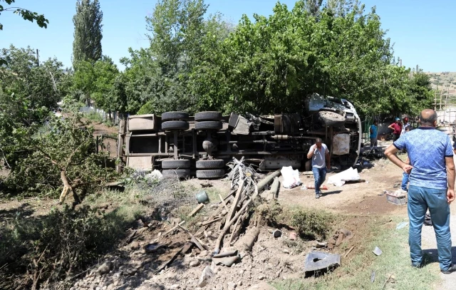 Hayvansal atık yüklü kamyon devrildi: 3 yaralı