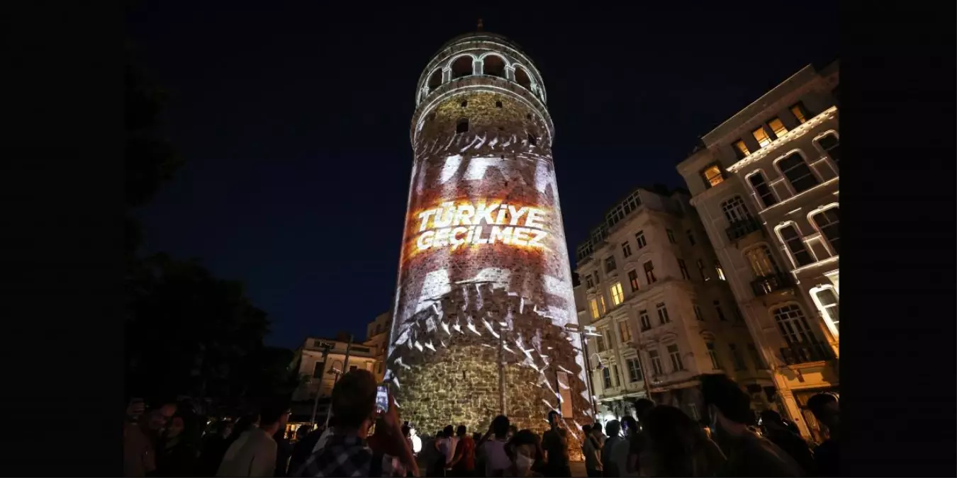 Cumhurbaşkanlığı İletişim Başkanlığınca organize edilen etkinlikte, Galata Kulesi ile Ayasofya-i Kebir Cami-i Şerifi 15 Temmuz'a özel görsellerle...