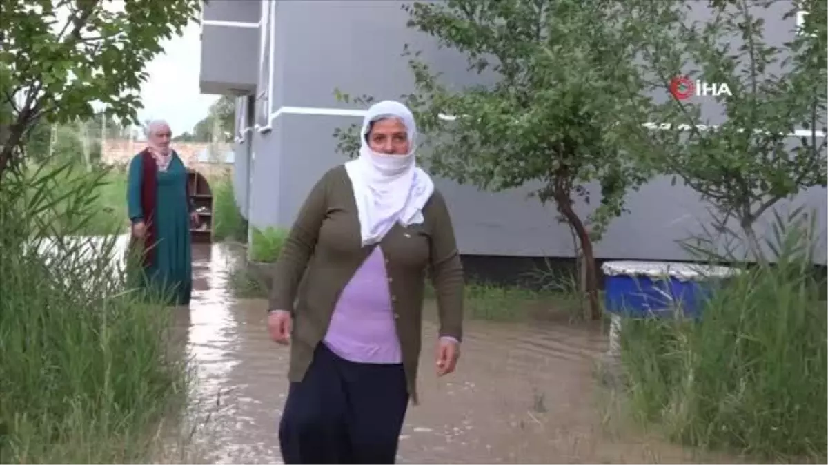 Erciş'te etkili olan şiddetli yağış 13 köyde taşkına neden oldu