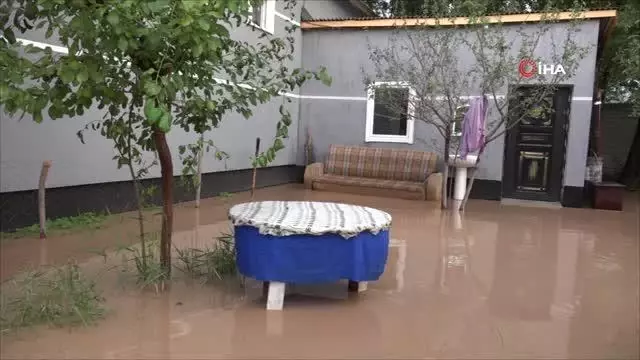 Erciş'te etkili olan şiddetli yağış 13 köyde taşkına neden oldu