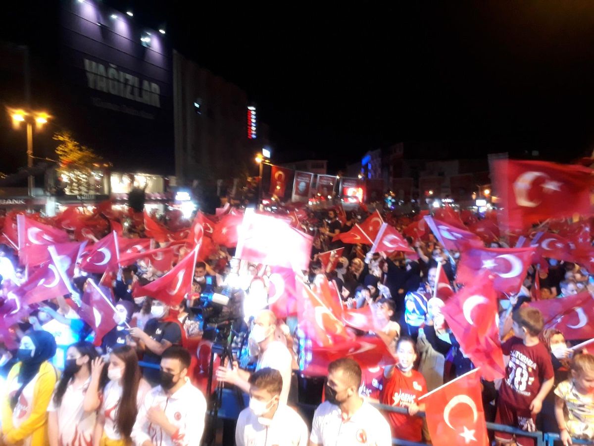 Esenler'de 15 Temmuz nöbeti