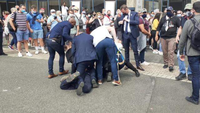 Fransa Cumhurbaşkanına tapınak ziyareti sırasında 'Macron, sen bir ateistsin' tepkisi