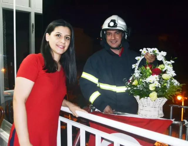 İtfaiye görevlisi, itfaiye aracının merdiveniyle çıktığı balkonda nişanlısına evlilik teklifi yaptı İtfaiye görevlisi, itfaiye aracının merdiveniyle çıktığı balkonda nişanlısına evlilik teklifi yaptı