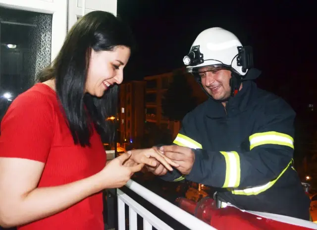 İtfaiye görevlisi, itfaiye aracının merdiveniyle çıktığı balkonda nişanlısına evlilik teklifi yaptı 2 İtfaiye görevlisi, itfaiye aracının merdiveniyle çıktığı balkonda nişanlısına evlilik teklifi yaptı