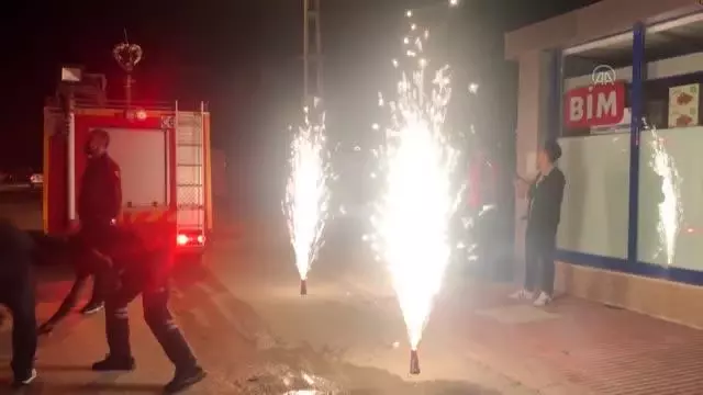 İtfaiye görevlisi, itfaiye aracının merdiveniyle çıktığı balkonda nişanlısına evlilik teklifi yaptı 3 İtfaiye görevlisi, itfaiye aracının merdiveniyle çıktığı balkonda nişanlısına evlilik teklifi yaptı