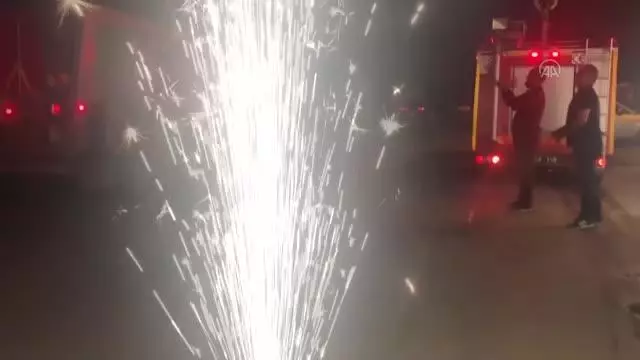 İtfaiye görevlisi, itfaiye aracının merdiveniyle çıktığı balkonda nişanlısına evlilik teklifi yaptı 4 İtfaiye görevlisi, itfaiye aracının merdiveniyle çıktığı balkonda nişanlısına evlilik teklifi yaptı