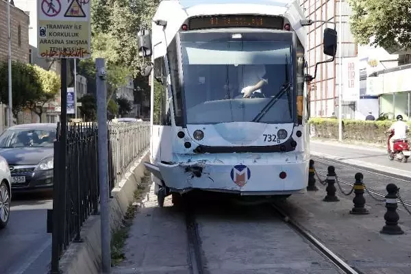 KARAKÖY'DE TRAMVAY YOLUNDA KAZA -2