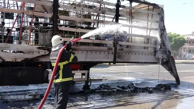 Kimyasal madde yüklü tır alev alev yandı