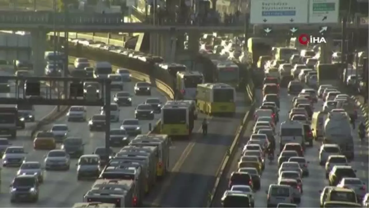 Metrobüs yayaya çarptı: 1'i metrobüs içinde olmak üzere 2 yaralı