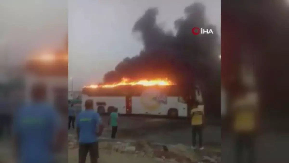 Mısır'da yolcu otobüsü alev alev yandı
