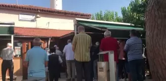 Karabağlar: Motosikletiyle seyir halindeyken silahlı saldırı sonucu ölen kadın defnedildi Karabağlar: Motosikletiyle seyir halindeyken silahlı saldırı sonucu ölen kadın defnedildi