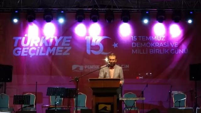 Yüzlerce vatandaş Pendik Millet Bahçesi'nde 15 Temmuz nöbetinde buluştu