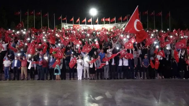 Yüzlerce vatandaş Pendik Millet Bahçesi'nde 15 Temmuz nöbetinde buluştu