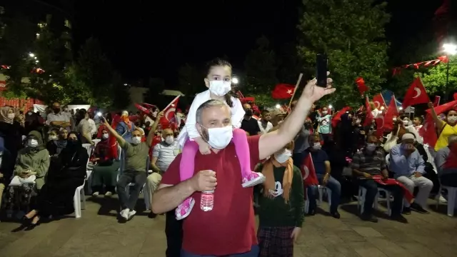 Yüzlerce vatandaş Pendik Millet Bahçesi'nde 15 Temmuz nöbetinde buluştu