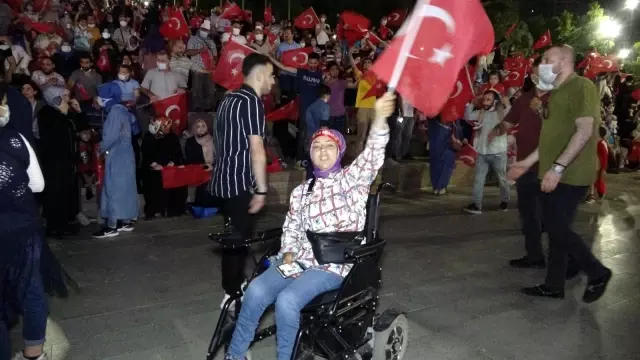 Yüzlerce vatandaş Pendik Millet Bahçesi'nde 15 Temmuz nöbetinde buluştu