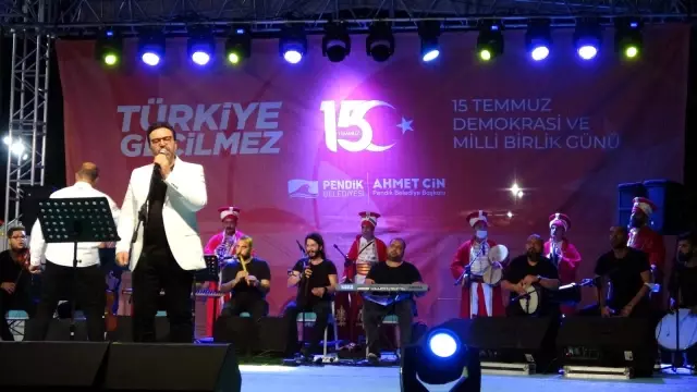 Yüzlerce vatandaş Pendik Millet Bahçesi'nde 15 Temmuz nöbetinde buluştu